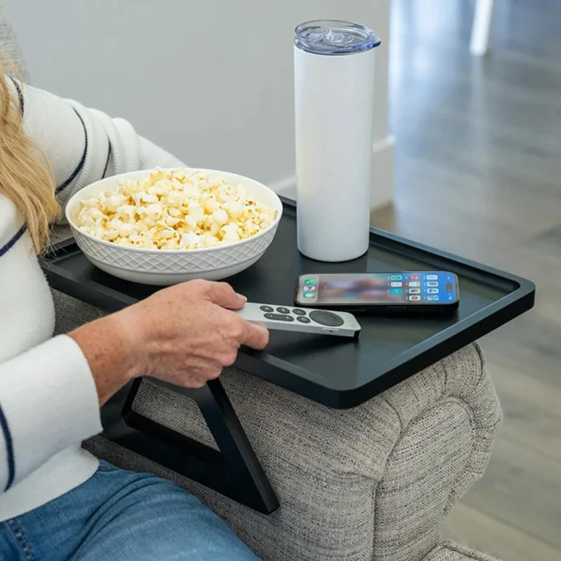 SofaSide – Justerbar bakke til sofaarme med rummelig overflade til måltider