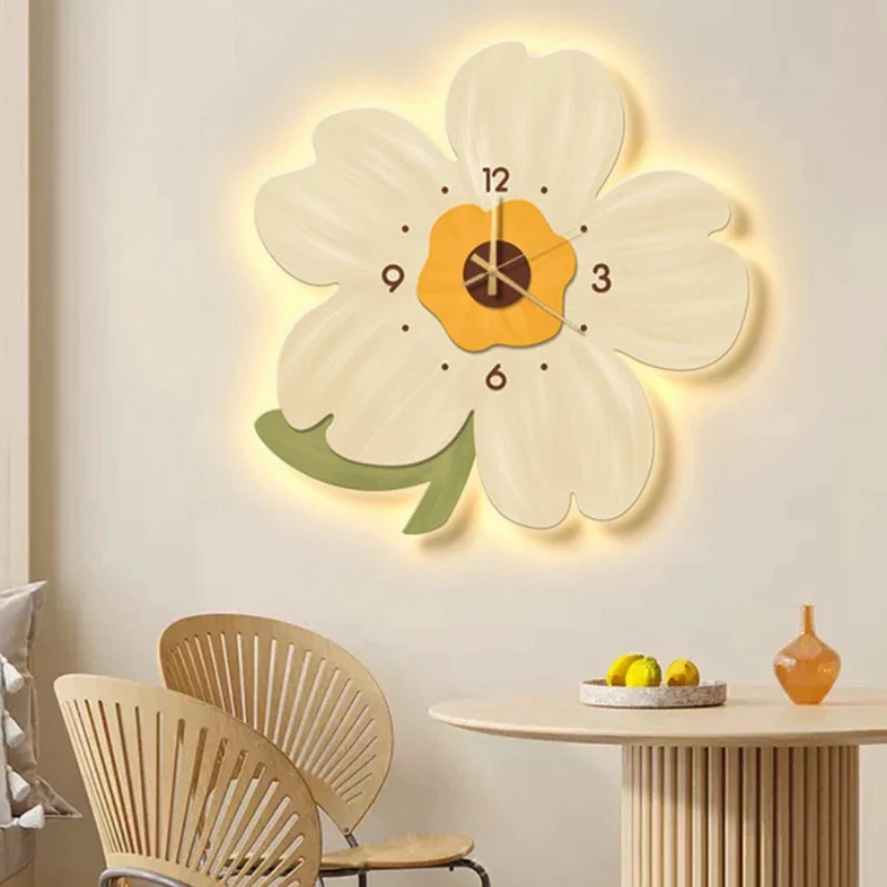 GlowVerra – Oplyst vægur med blomsterdesign og lydløs urværk