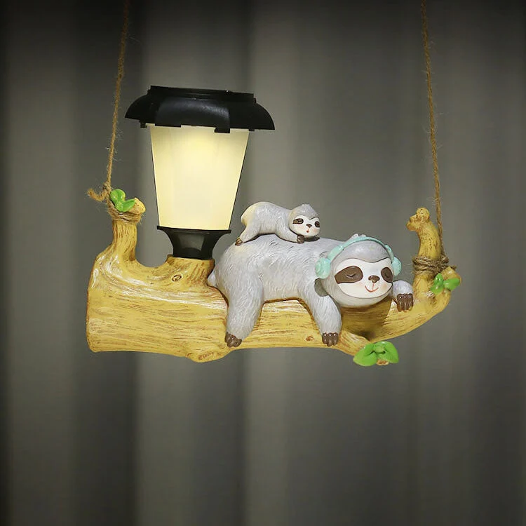 SlothGlow – Legende Udendørs Væglampe med To Dovendyr Hvilede på en Gren